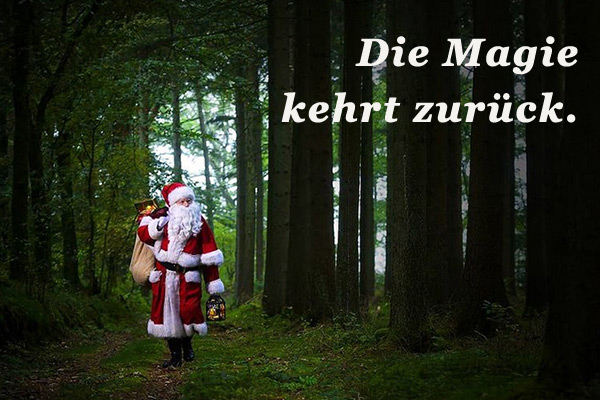 Weihnachtsmann Claudius geht mit leuchtender Laterne einen grünen Waldweg entlang, Text Die Magie kehrt zurück